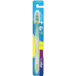 Зубная щетка Oral-B 3-Эффект с колпачком средней жесткости (1 шт)